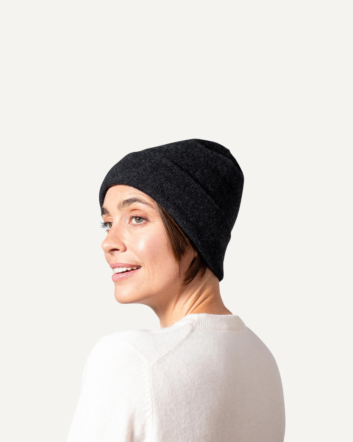 Ladies cashmere beanie in dark grey by MOGLI & MARTINI #colour_anthracite