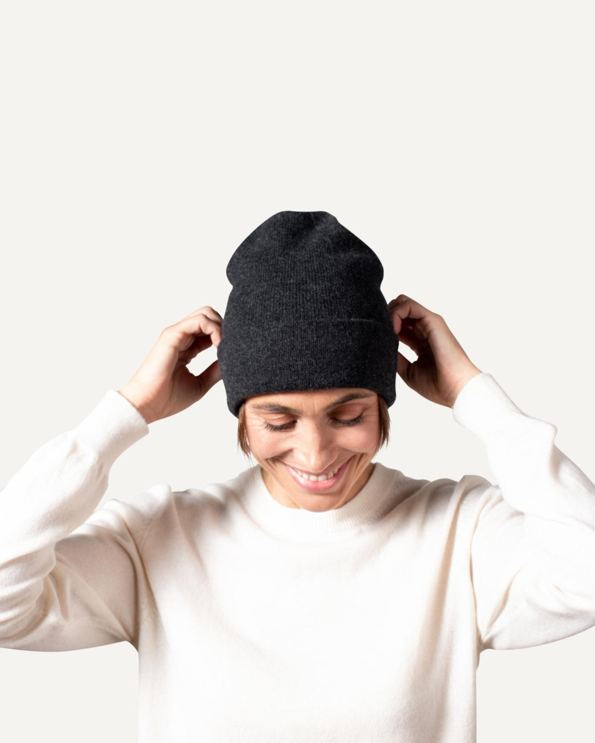 Ladies cashmere beanie in dark grey by MOGLI & MARTINI #colour_anthracite