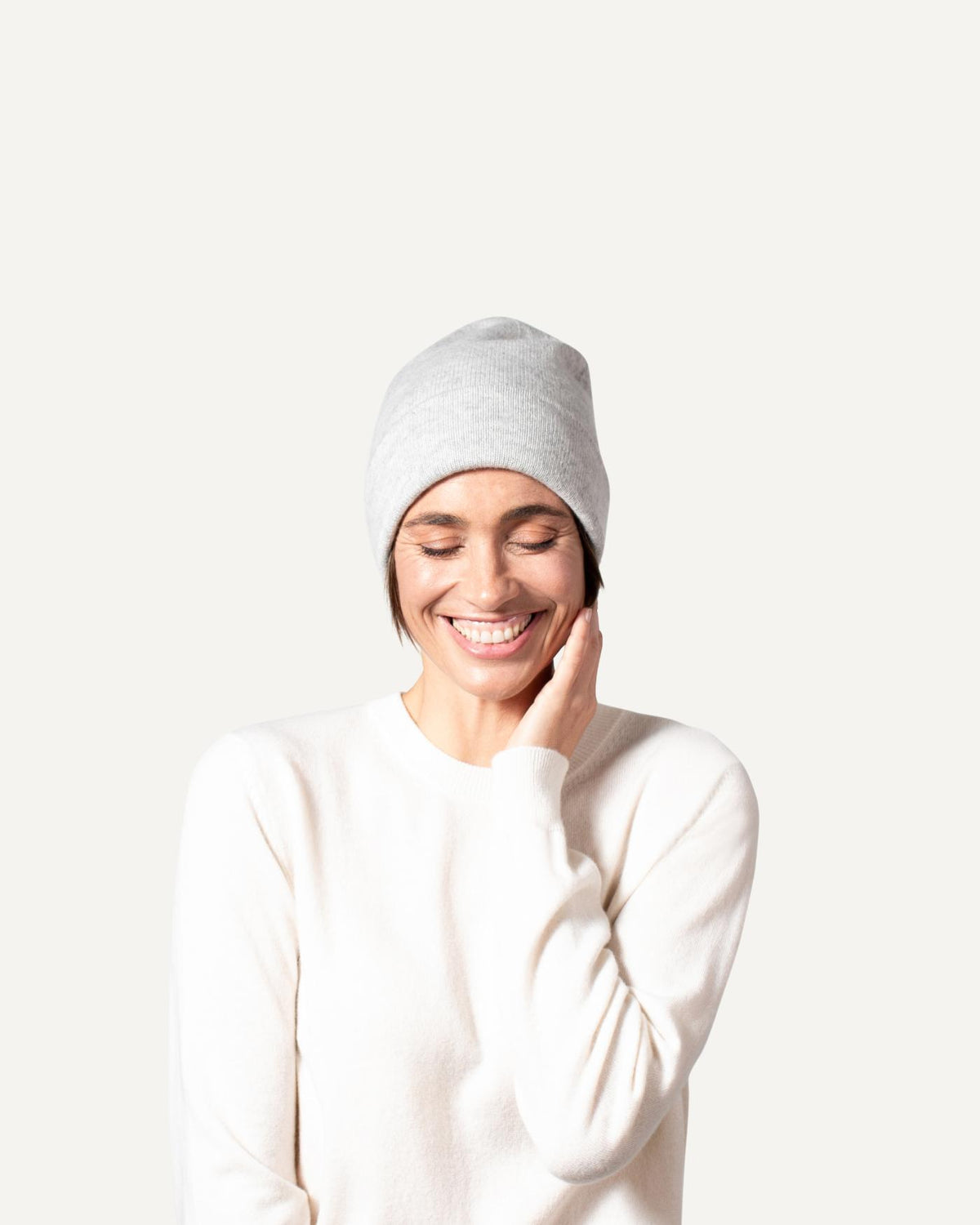 Ladies cashmere beanie in light grey by MOGLI & MARTINI #colour_wolfsgrey