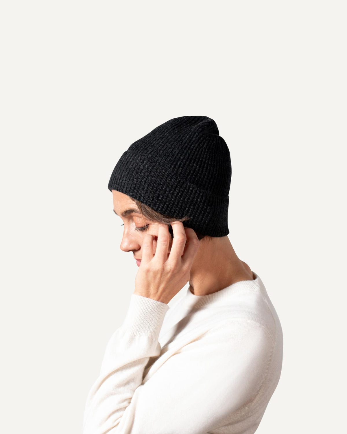 Light cashmere knitted hat in dark grey for women by MOGLI & MARTINI #colour_anthracite