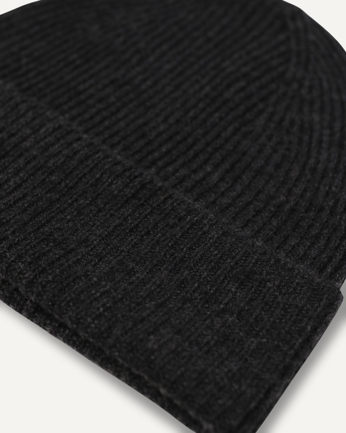 Leichte Kaschmir Mütze für Damen in Anthrazit von MOGLI & MARTINI #farbe_anthrazit
