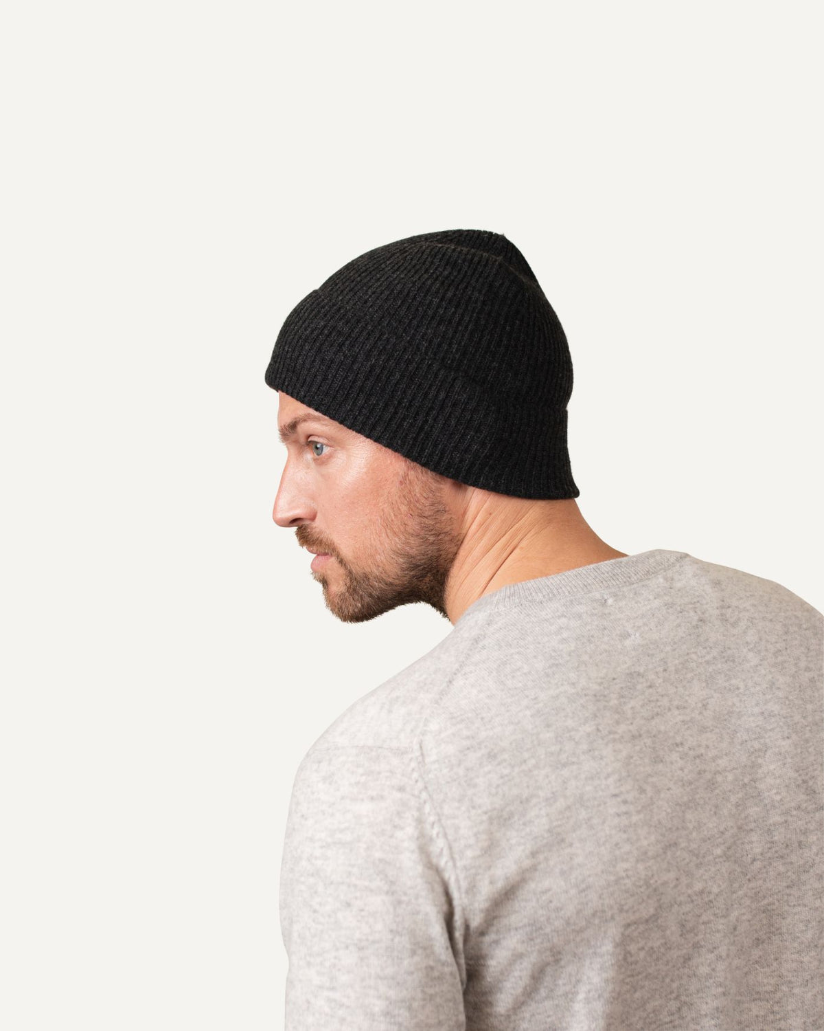 Light cashmere knitted hat in dark grey for men by MOGLI & MARTINI #colour_anthracite