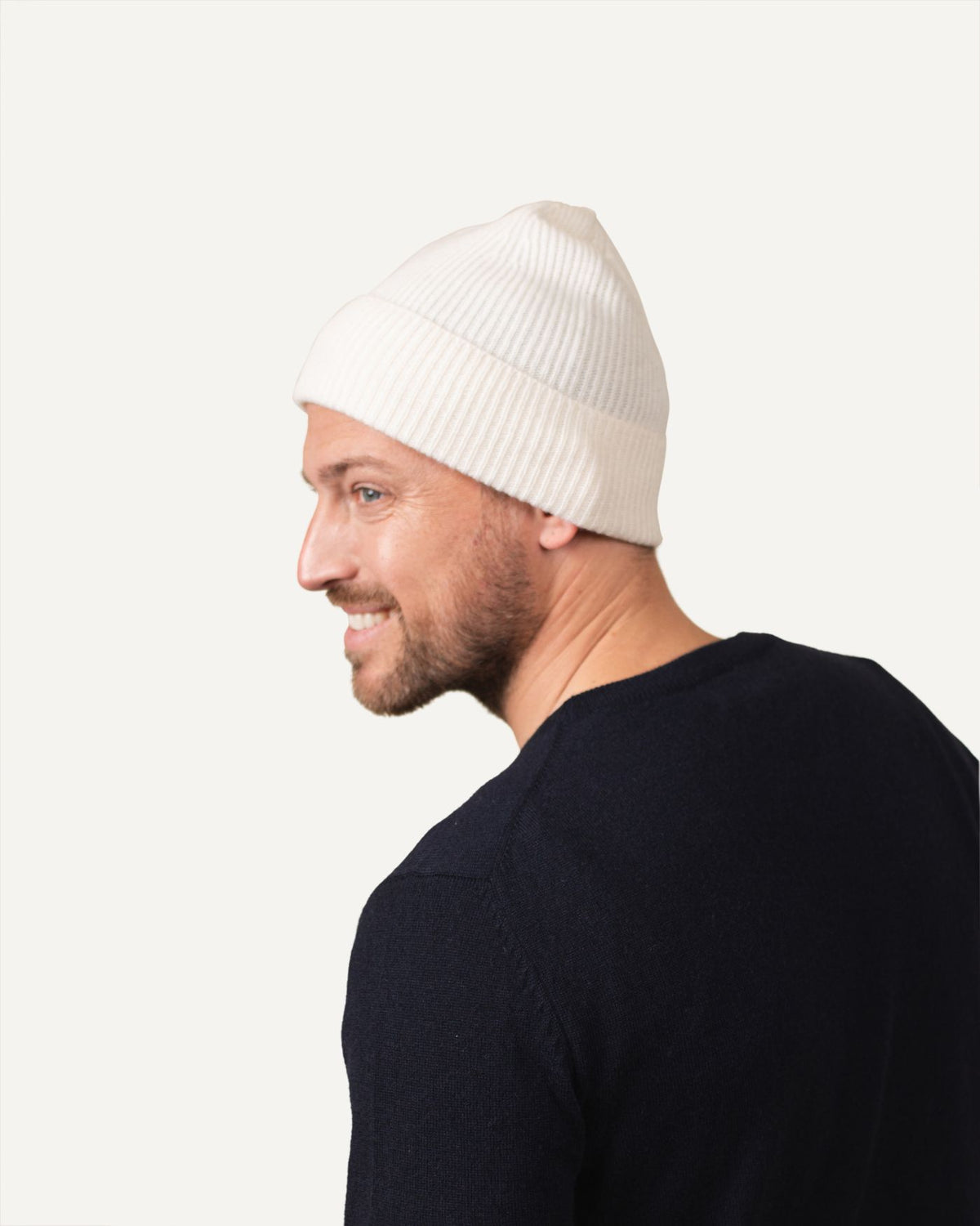 Leichte Kaschmir Mütze für Herren in Naturweiß von MOGLI & MARTINI #farbe_naturweiß