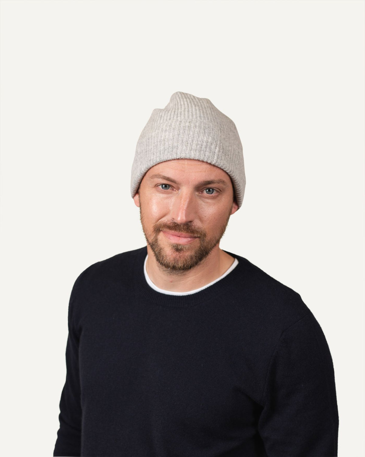 Light cashmere knitted hat in light gray for men by MOGLI & MARTINI #color_wolfsgrau