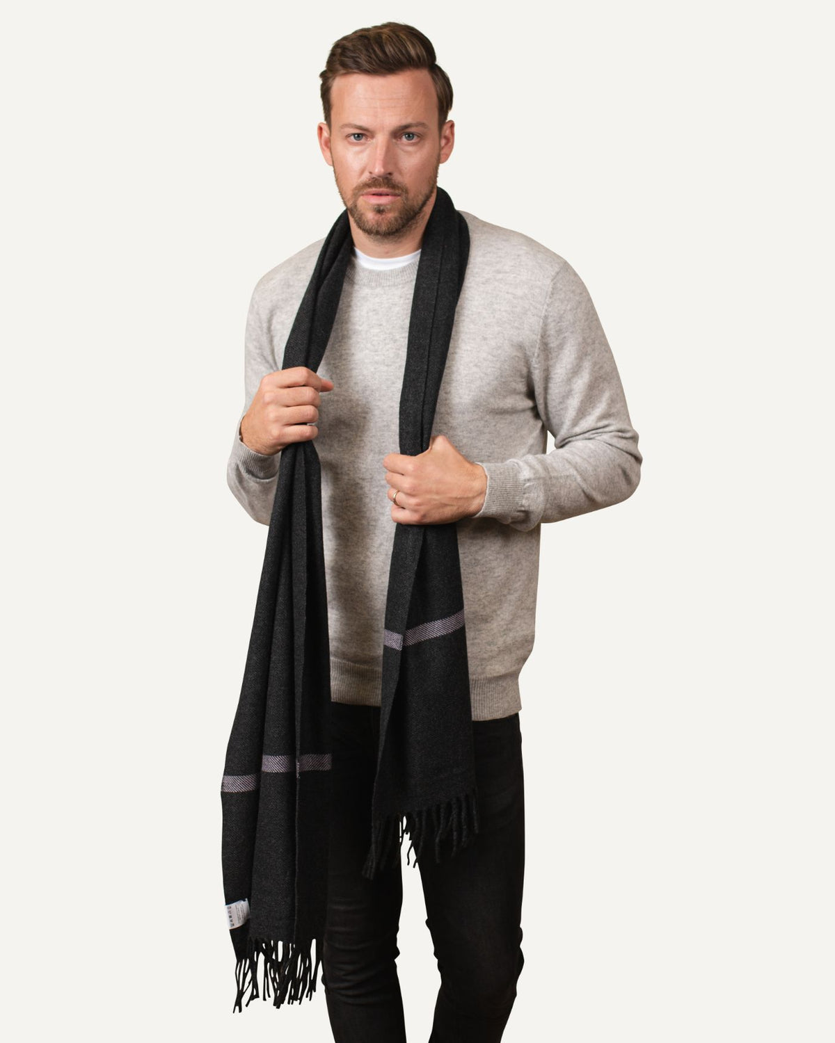 Oversize cashmere scarf in anthracite for men by MOGLI & MARTINI #colour_anthracite