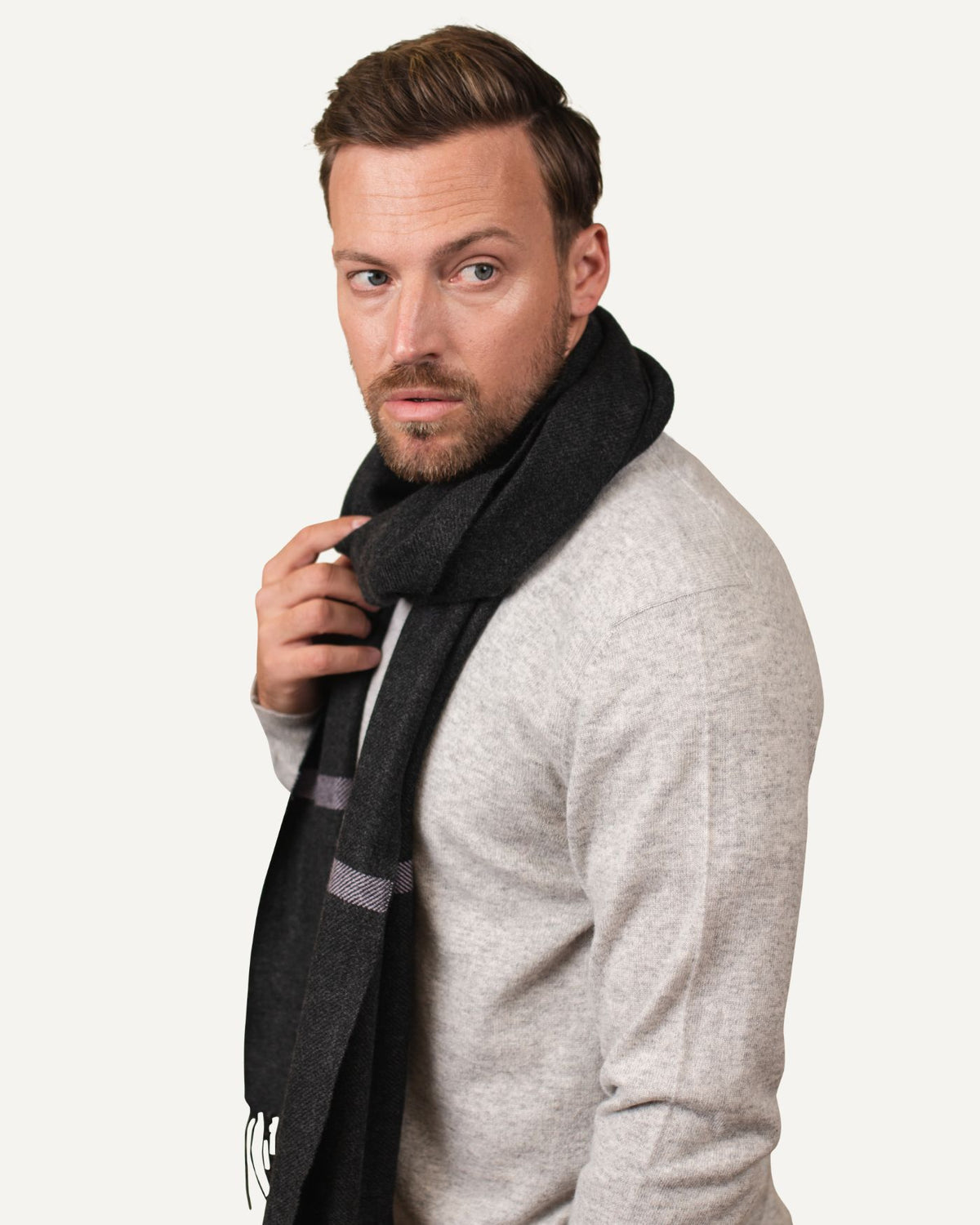 Oversize Kaschmir Schal für Herren in Anthrazit von MOGLI & MARTINI #farbe_anthrazit