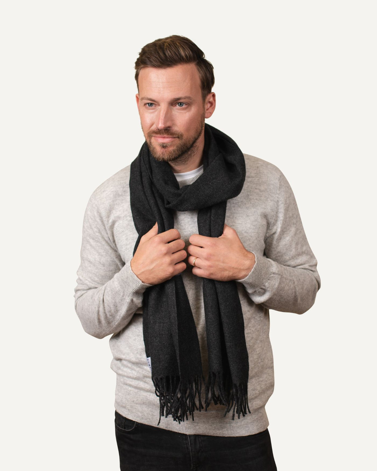 Oversize Kaschmir Schal für Herren in Anthrazit von MOGLI & MARTINI #farbe_anthrazit