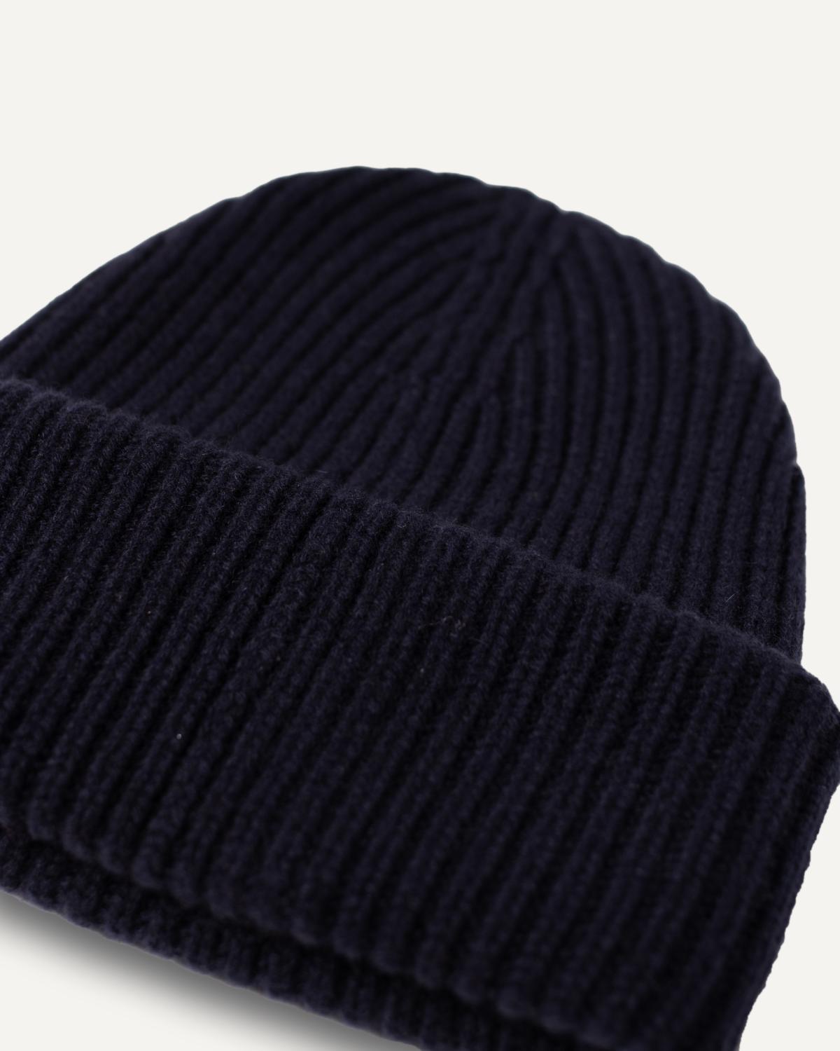 Oversize cashmere cap in deep blue for men by MOGLI & MARTINI #colour_deep_blue